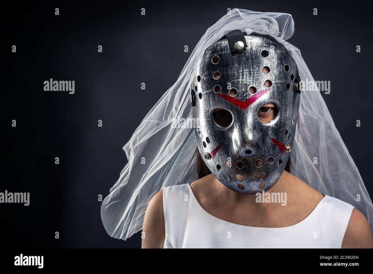 Sposa nella maschera di hockey murederer seriale in abito da sposa Foto Stock
