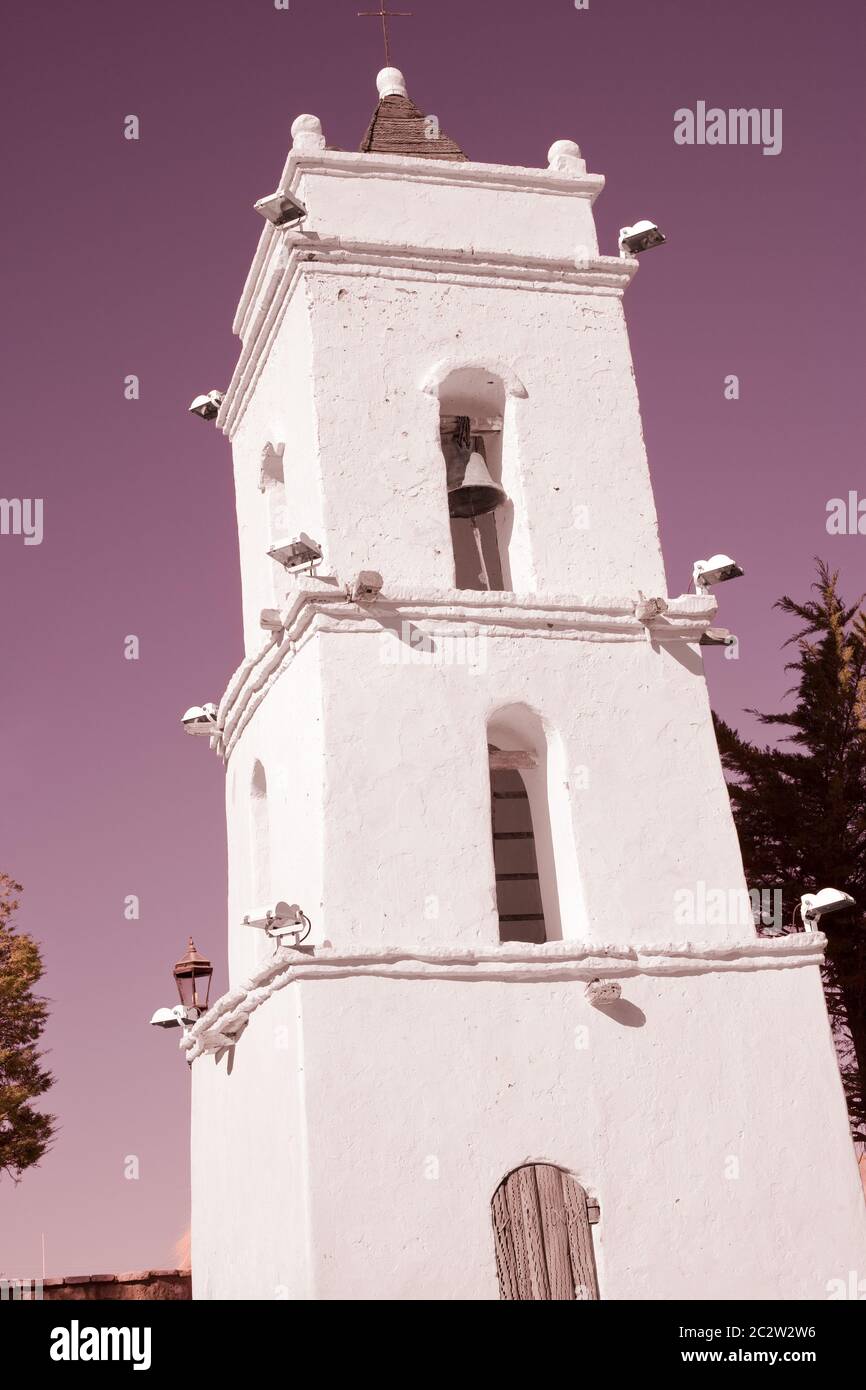 Torre della chiesa di San Lucas costruita nel 1740 nella piazza principale del villaggio chiamato Toconao in un'oasi al Salar de Atacama, deserto Atacama, Antofagasta Foto Stock