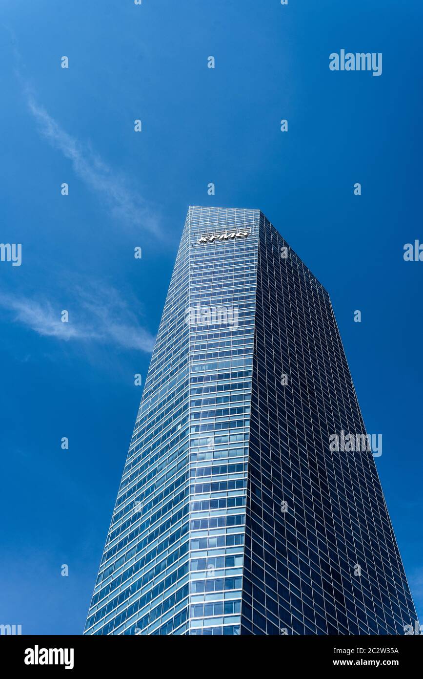 Grattacielo contro il cielo blu nell'area business di Four Towers. Torre de Cristal Foto Stock