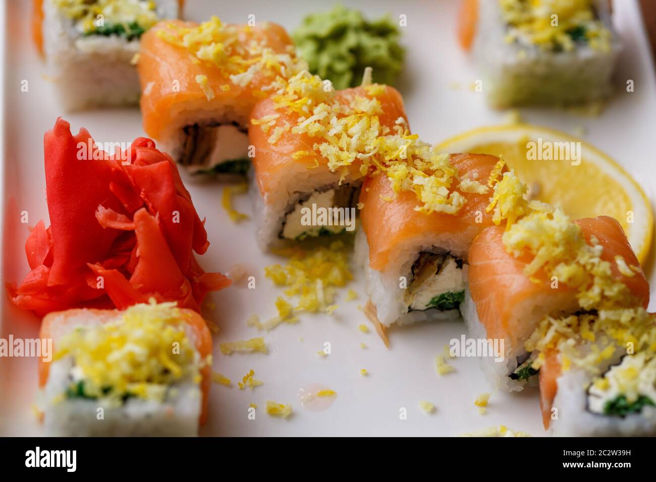 Sushi tradizionale giapponese con salmone, zenzero e isabi da vicino. Sushi che serve nel ristorante. Tempo per il pranzo Foto Stock