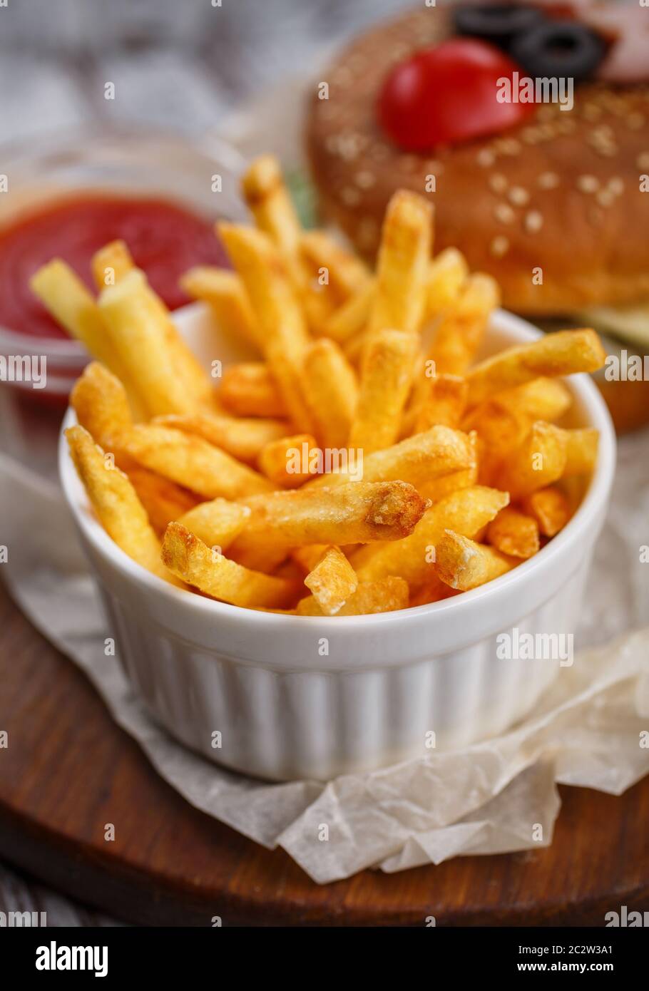 Patatine fritte nel recipiente. Ora di pranzo. Cibo malsano Foto Stock