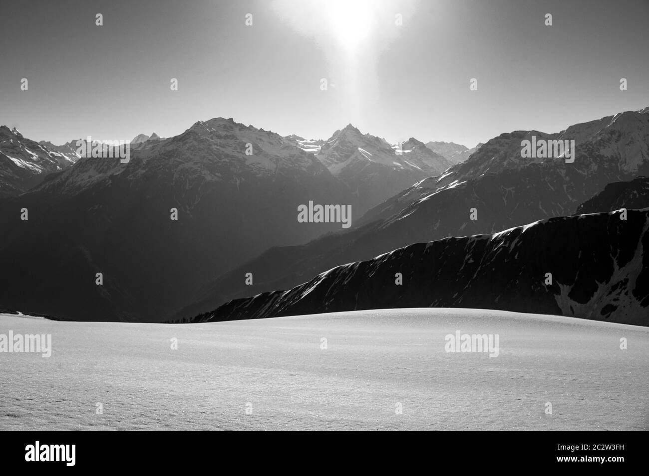 Splendida vista panoramica delle montagne dell'Himalaya sul trekking fino alla cima del passo SAR, Kasol, valle Parvati, Himachal Pradesh, India settentrionale. Foto Stock