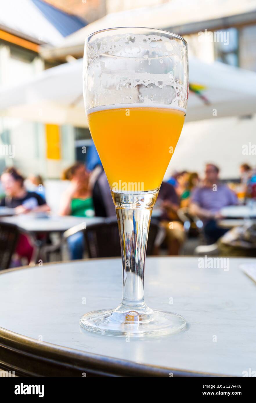Birra in vetro sul tavolo nel caffè di strada nella vecchia città turistica europea. Turismo estivo e viaggi, famoso punto di riferimento europeo, luoghi popolari per travell Foto Stock