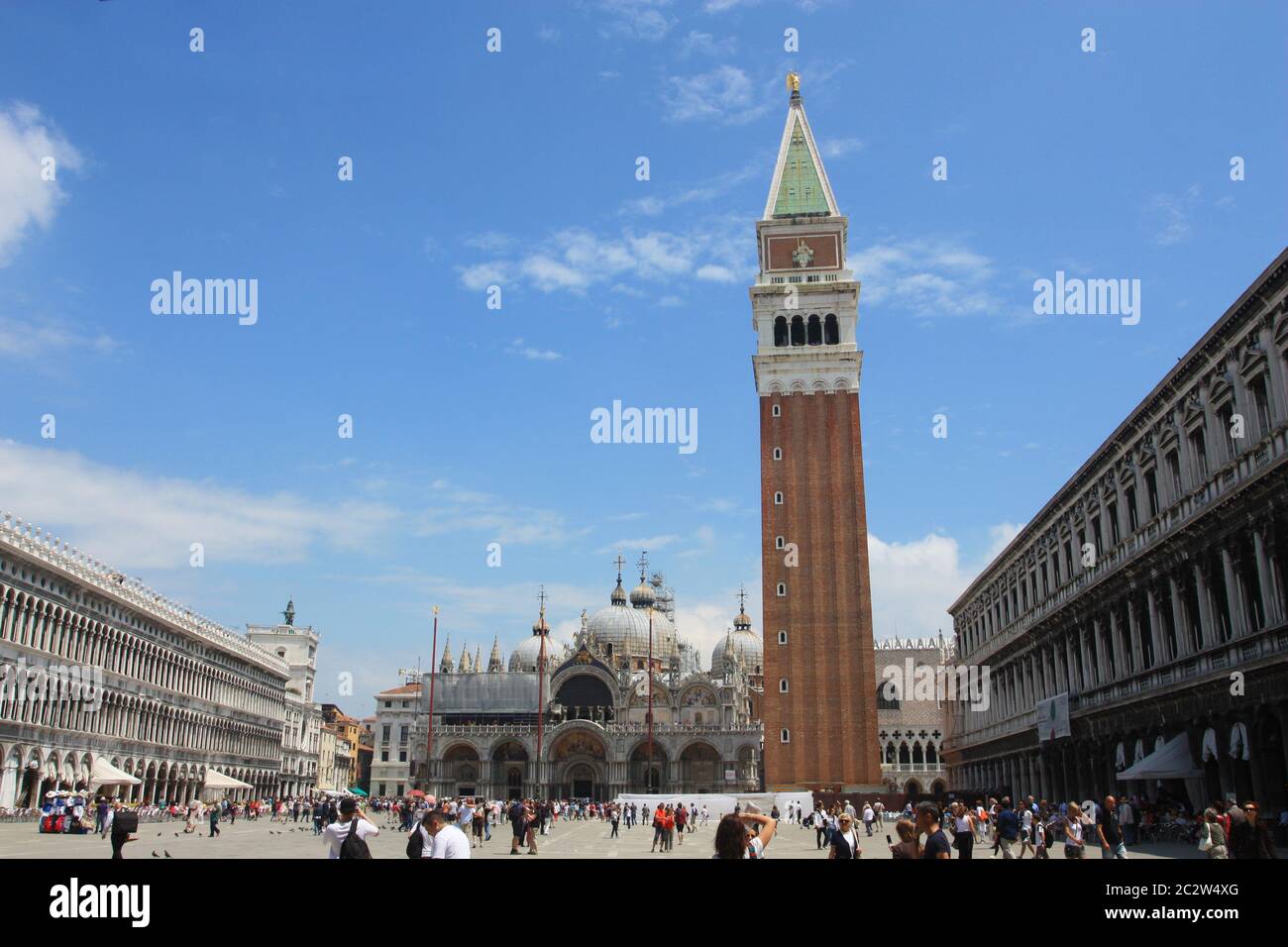 Piazza San Marco a Venezia. La Basilica di San Marco si affaccia su una delle piazze più belle del mondo, un vero salone di marmo, la città Foto Stock