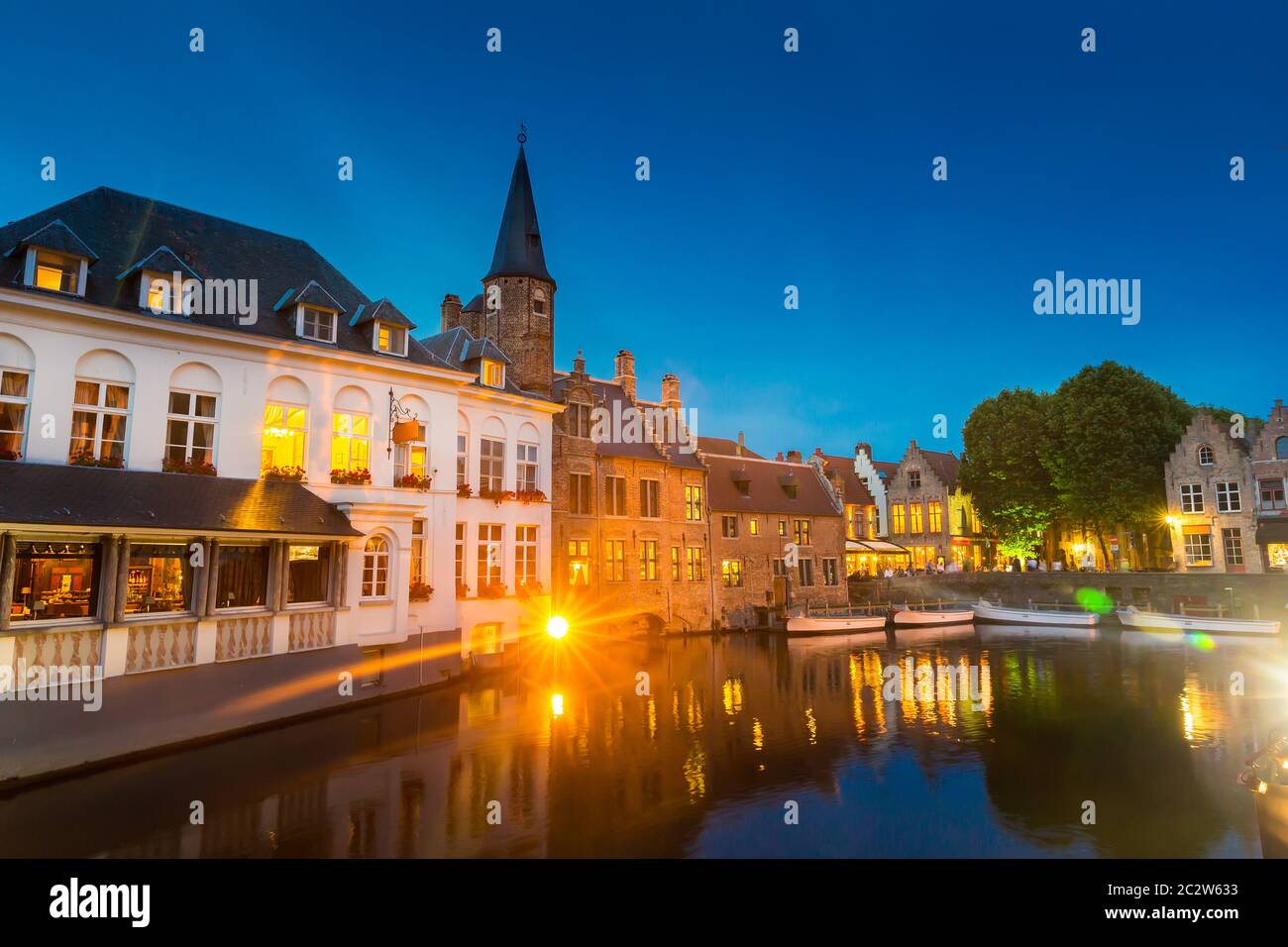 Belgio, Bruges, città vecchia europea con edifici sul fiume, vista notturna. Turismo e viaggi, famoso punto di riferimento europeo Foto Stock