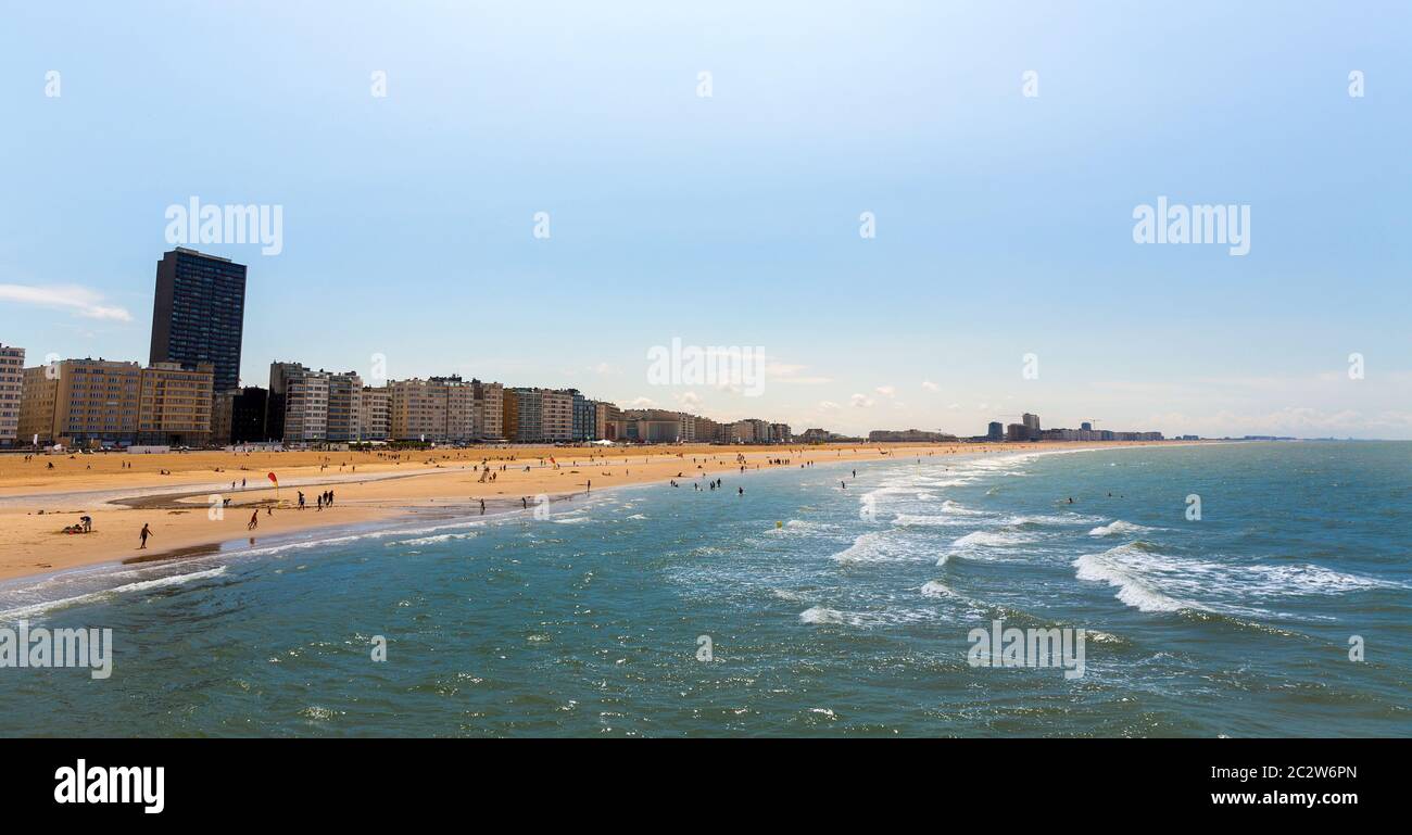 Spiaggia di città, costa del mare, Europa. Turismo estivo e viaggi, luoghi famosi e popolari per vacanze o vacanze Foto Stock