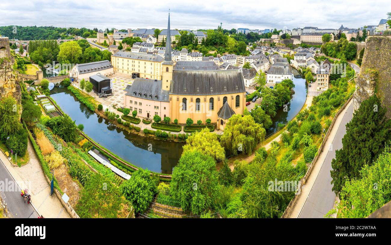 Lussemburgo paesaggio urbano, antica chiesa sul fiume, panorama. Architettura europea antica, edifici medievali in pietra Foto Stock