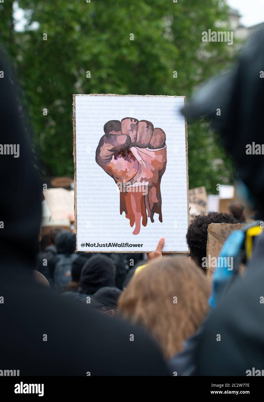 Attivista anti-razzismo con segno, alla manifestazione Black Lives Matter, in protesta della morte di George Floyd nero americano da parte della polizia statunitense. Foto Stock