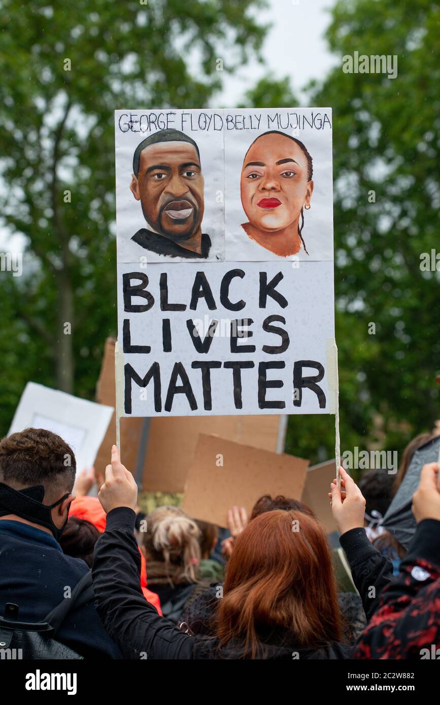 Attivista anti-razzismo con segno, alla manifestazione Black Lives Matter, in protesta della morte di George Floyd nero americano da parte della polizia statunitense. Foto Stock