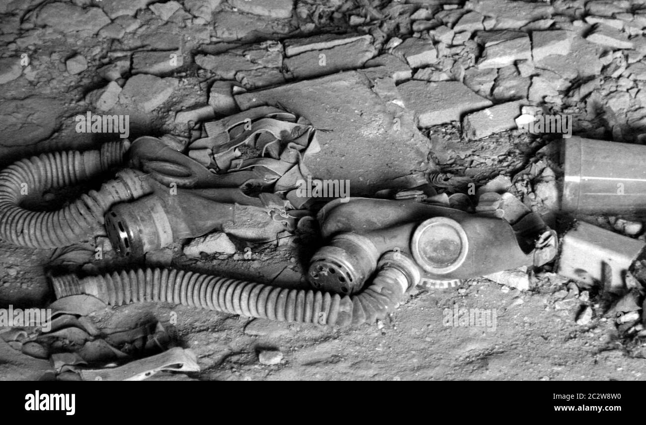 Abbandonate le maschere antigas sul pavimento Foto Stock