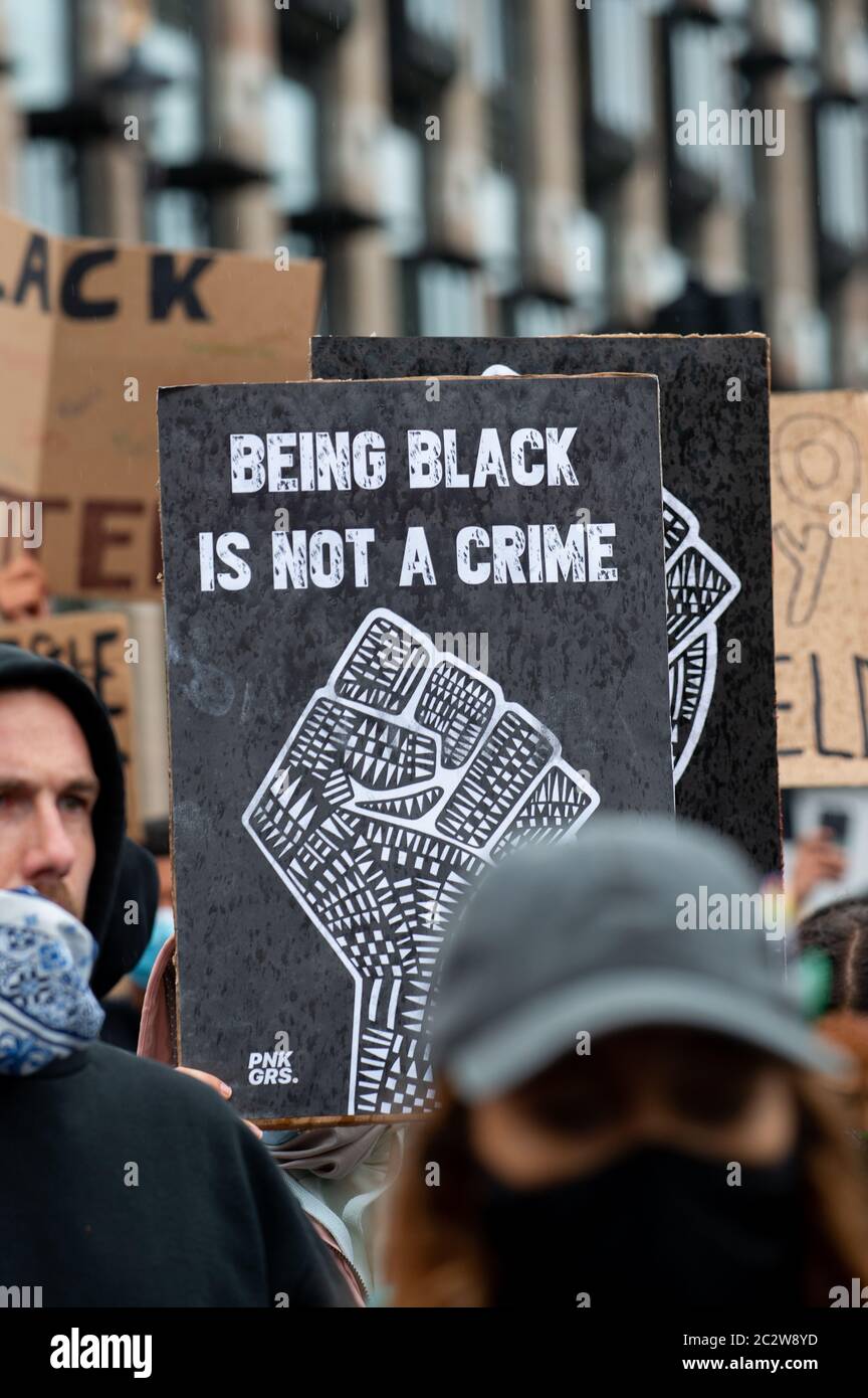 Attivisti anti-razzismo con segni, alla manifestazione Black Lives Matter, in protesta della morte di George Floyd nero americano da parte della polizia statunitense. Foto Stock