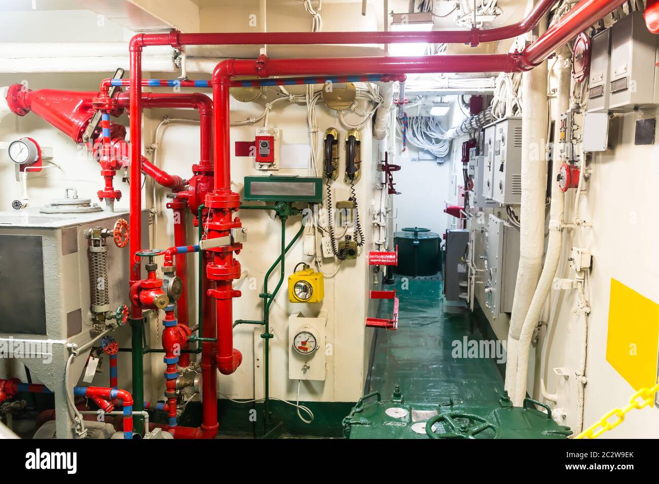 Sistema di tubi su nave da guerra, conduttura militare Foto Stock