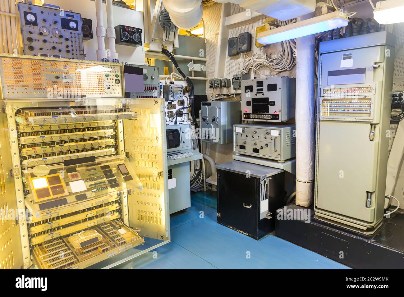 Sala elettrica per navi militari con indicatore, interruttori, indicatori e pannello di controllo. Foto Stock
