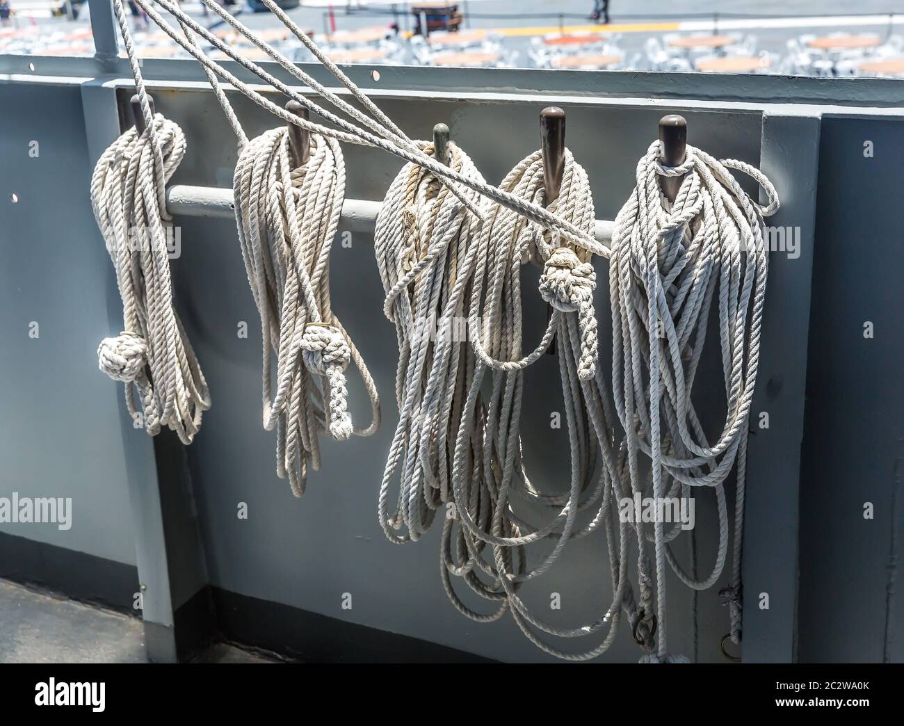 Anelli di corda a bordo del portaerei. Museo marino USS. Foto Stock
