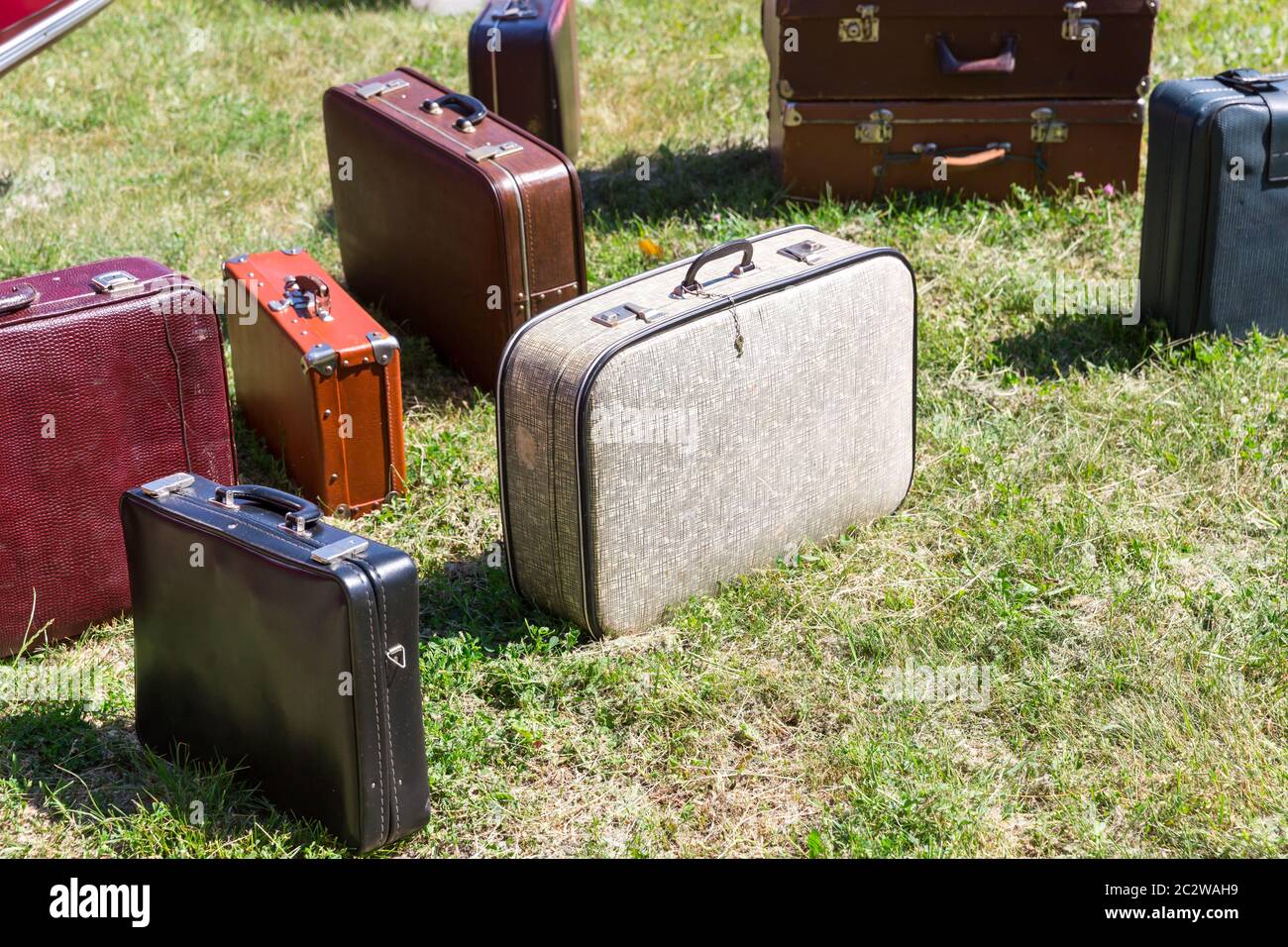 Molte vecchie valigie in piedi sull'erba Foto stock - Alamy