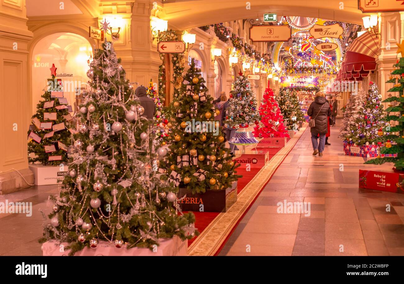 Mosca, Russia - 27 novembre 2019: Alberi di Natale con simboli di varie aziende in GOMMA. Interni di Capodanno di GUM state De Foto Stock