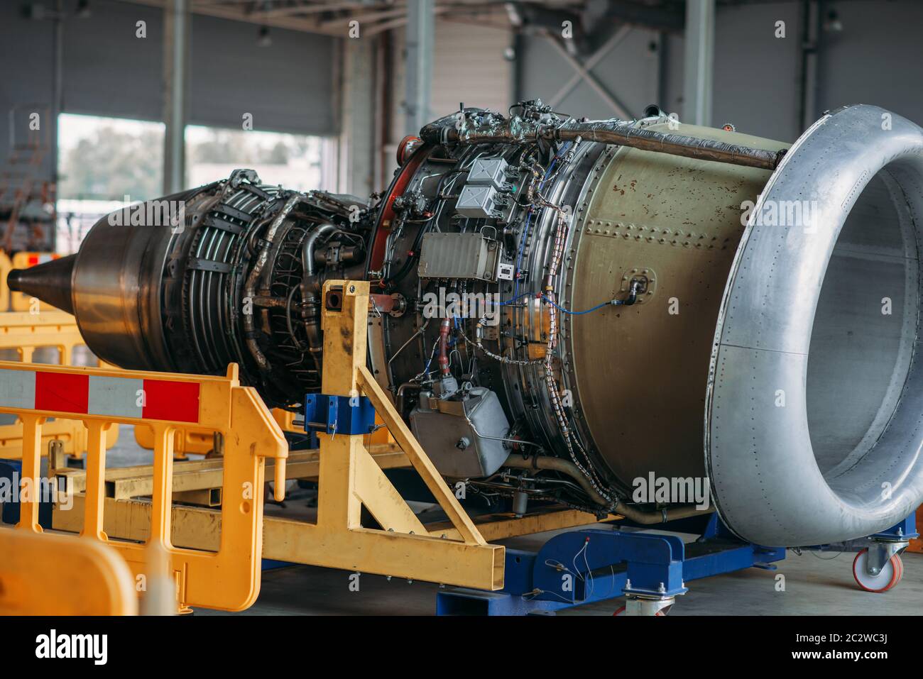 Jet turbina aereo sulla riparazione in hangar aereo il motore senza i  coperchi per la manutenzione, nessuno. Il trasporto aereo il concetto di  sicurezza Foto stock - Alamy