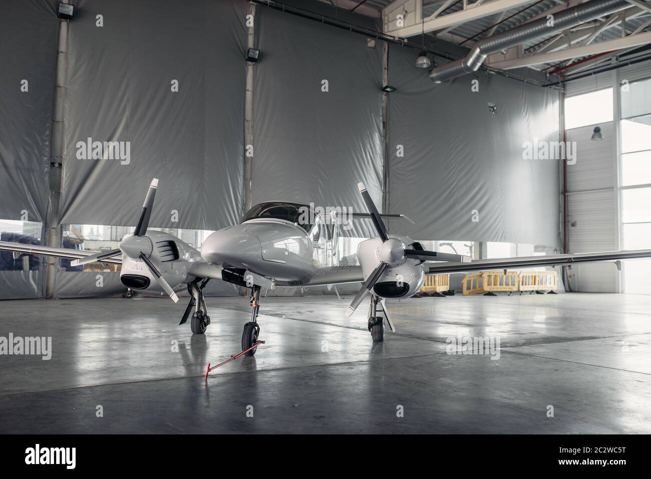 Privata-turbo elica aereo in hangar aereo su ispezione prima del volo.Business il trasporto aereo sul piano a turboelica Foto Stock