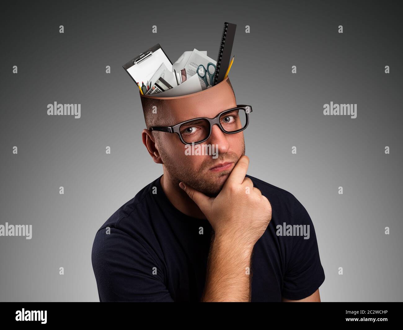 Uomo pensivo con dettagli ufficio in testa su grigio Foto Stock