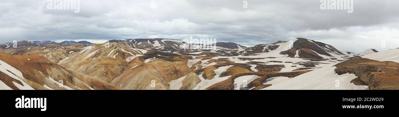 Una fresca mattina estiva tra le montagne colorate Foto Stock