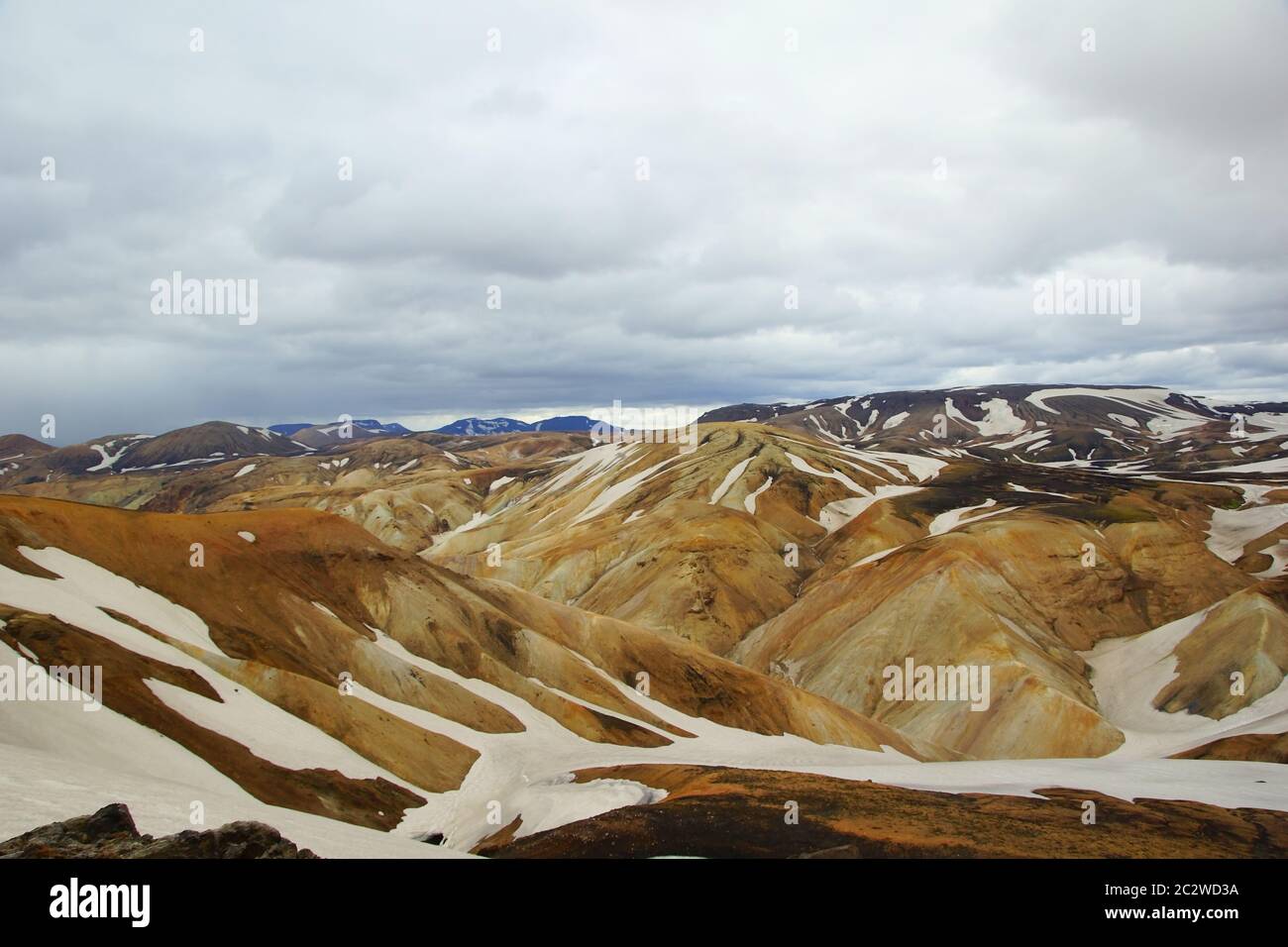 Una fresca mattina estiva tra le montagne colorate Foto Stock