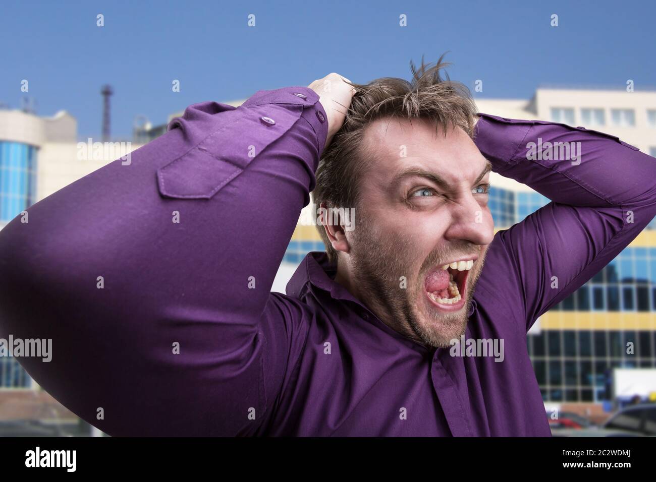 Mad imprenditore urlando contro l'ufficio Foto Stock