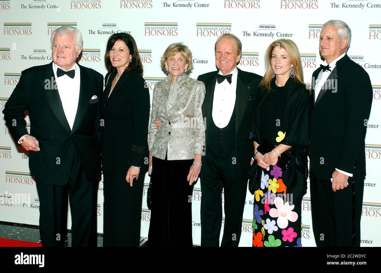 Washington, DC - 2 dicembre 2006 -- da sinistra: Il senatore degli Stati Uniti Edward M. Kennedy (democratico del Massachusetts), sua moglie Victoria, sua sorella Jean Kennedy Smith, George Stevens Jr., il fondatore e produttore del Kennedy Center Honors, Caroline Kennedy Schlossberg e suo marito Edwin Schlossberg arrivano per la cena del Dipartimento di Stato per la 29° cena di onore del Kennedy Center al Department of state di Washington, DC sabato sera, 2 dicembre 2006. Andrew Lloyd Webber, Zubin Mehta, Dolly Parton, Smokey Robinson e Stephen Spielberg sono stati premiati nel 2006 per la loro concia Foto Stock