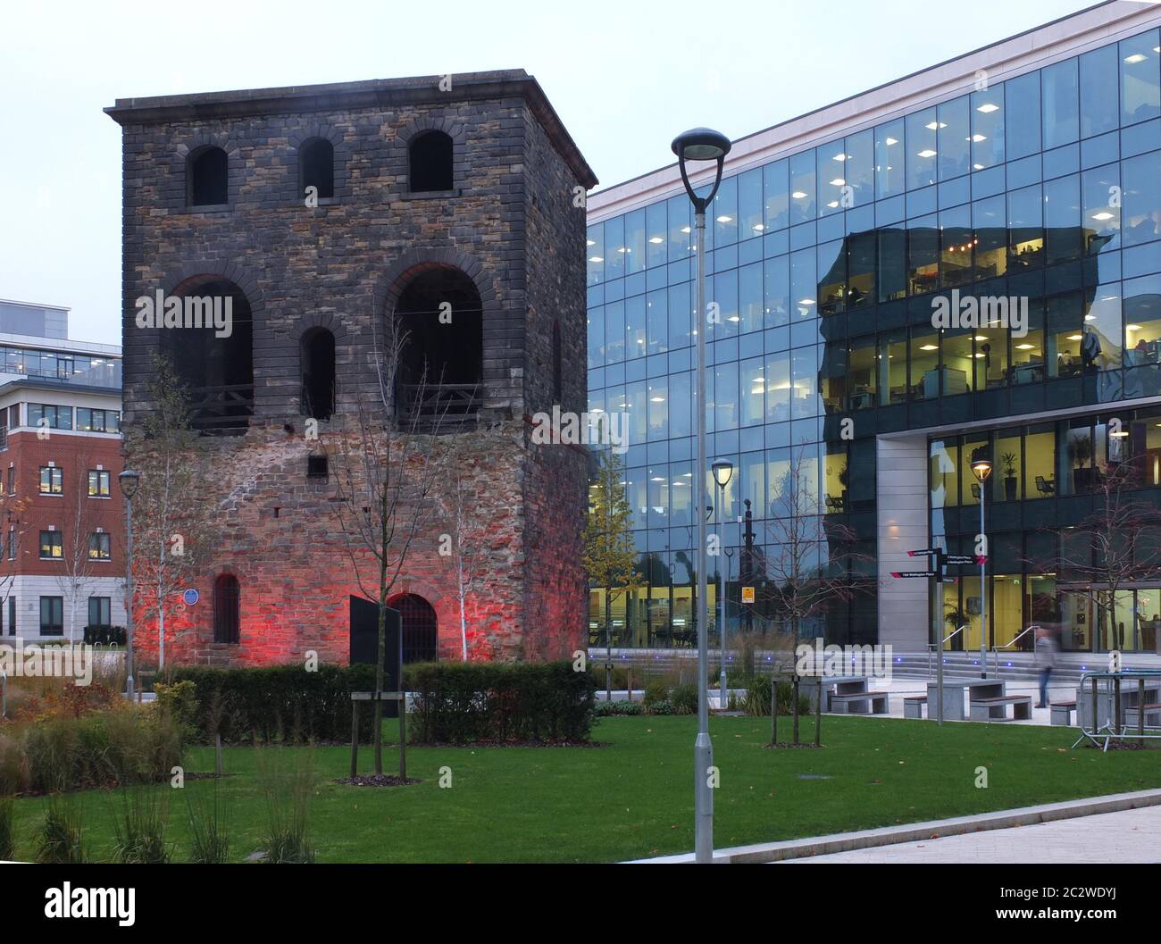 La storica torre di sollevamento ferroviario circondata da edifici moderni a wellington Place a leeds Foto Stock