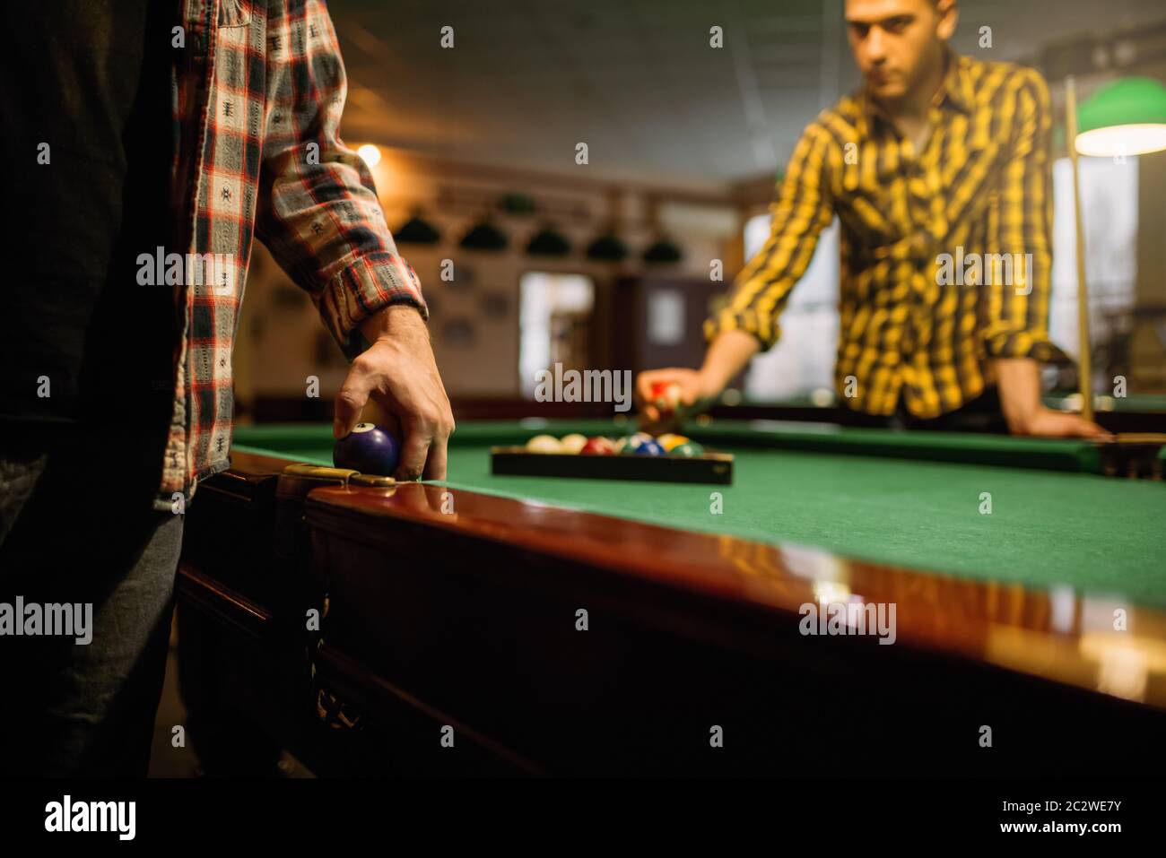 Due maschi giocatori di biliardo luoghi coloratissime palle, sala da  biliardo. Gli uomini gioca pool americano gioco in sport club Foto stock -  Alamy