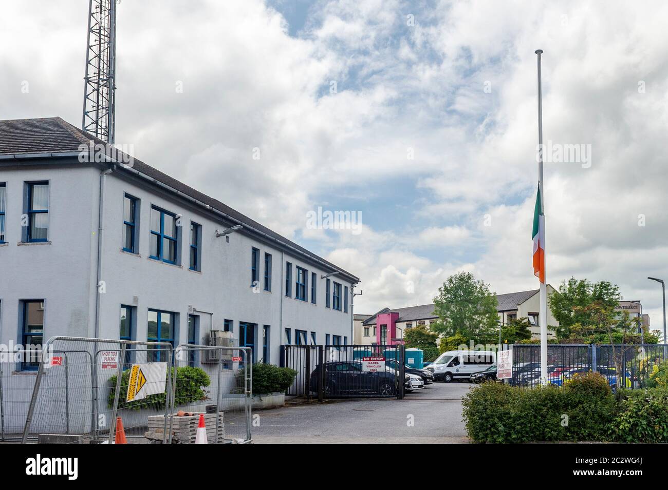 Bandon, West Cork, Irlanda. 18 Giugno 2020. Il Tricolore irlandese alla stazione di Bandon Garda è stato volato a metà albero oggi come segno di rispetto al Detective Garda Colm Horkan, assassinato a Castlerea, Co. Roscommon ieri sera. Garda Horkan fu fucilato con la sua arma da un uomo negli anni '40, che ora è in custodia. Credit: Notizie dal vivo di AG/Alamy Foto Stock