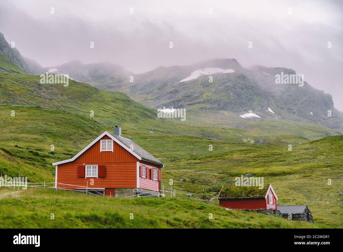 Capanna di montagna in legno capanne di montagna in Norvegia passo di montagna. Paesaggio norvegese con tipiche case scandinave sul tetto in erba. Montagna Vill Foto Stock