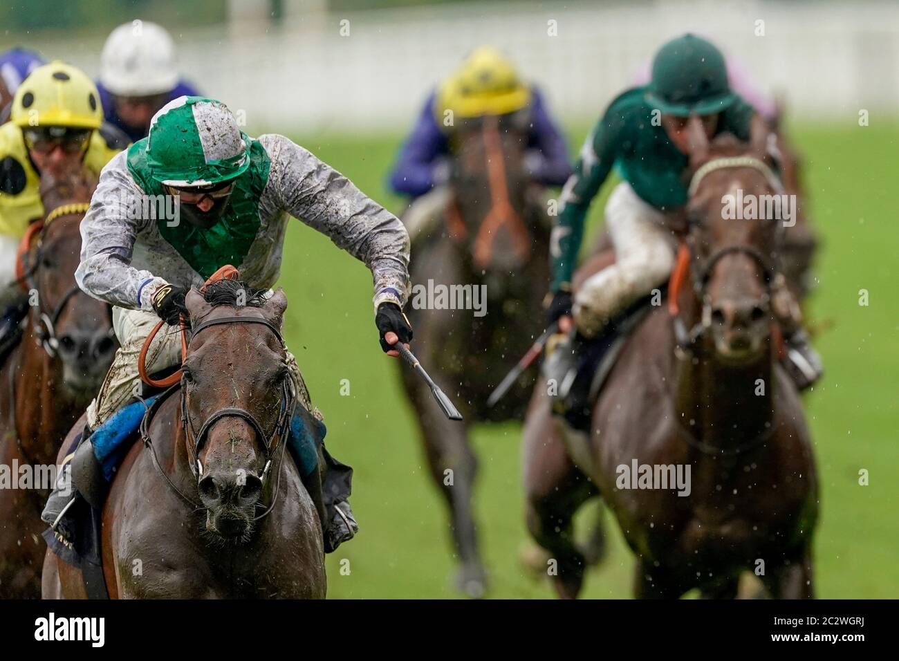 Mountain Angel guidato da James Doyle (seconda a sinistra, lille verdi e bianche) vince il Wolferton Stakes durante il terzo giorno di Royal Ascot all'ippodromo di Ascot. Foto Stock