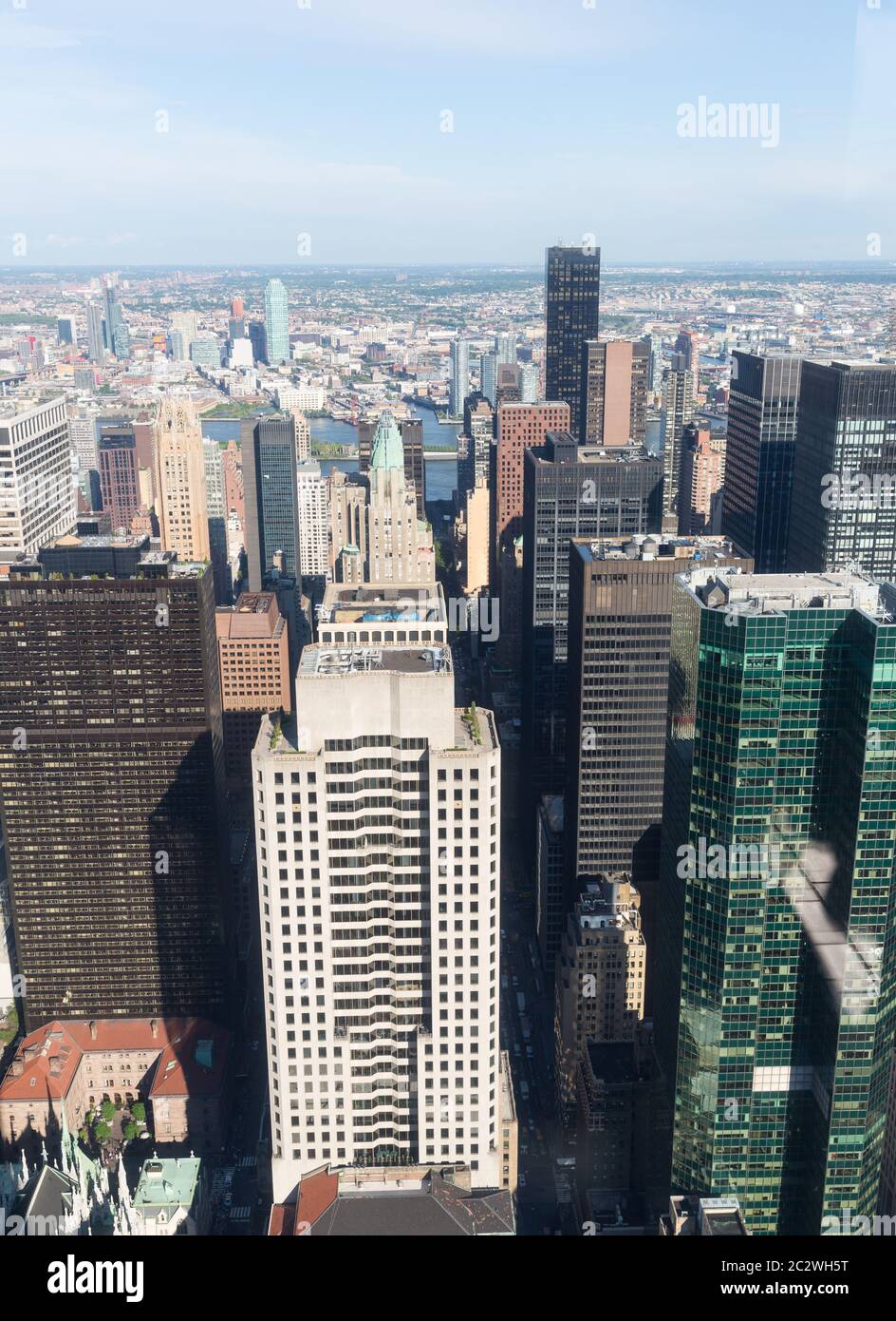 New York City Manhattan Midtown vista aerea con grattacieli e cielo blu. Foto Stock