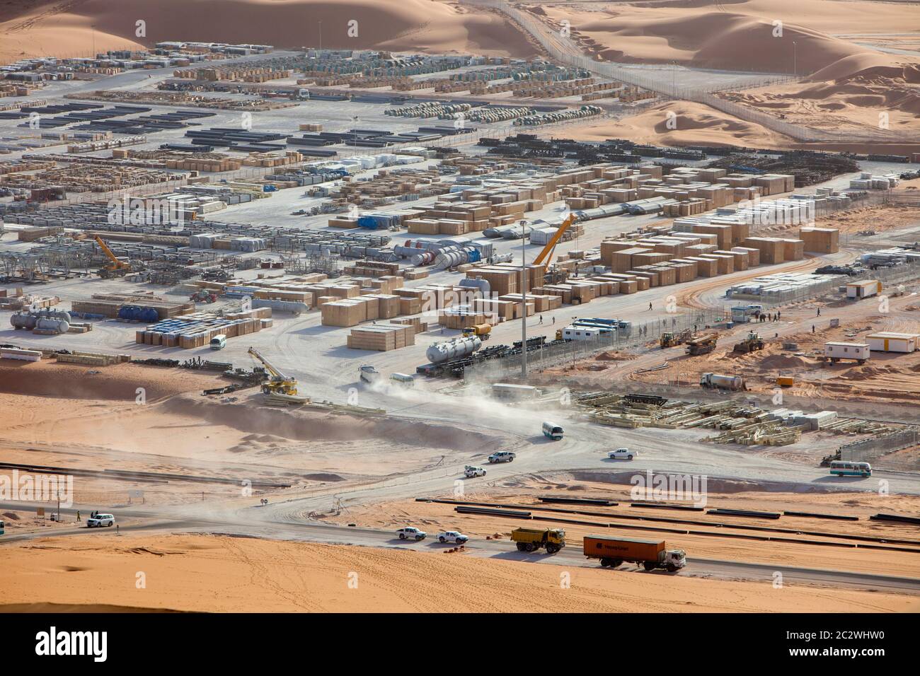 Tutti i tipi di attrezzature attendono l'installazione nell'area dei negozi, mentre un importante stabilimento petrolifero nel deserto del Sahara si avvicina al completamento. Foto Stock