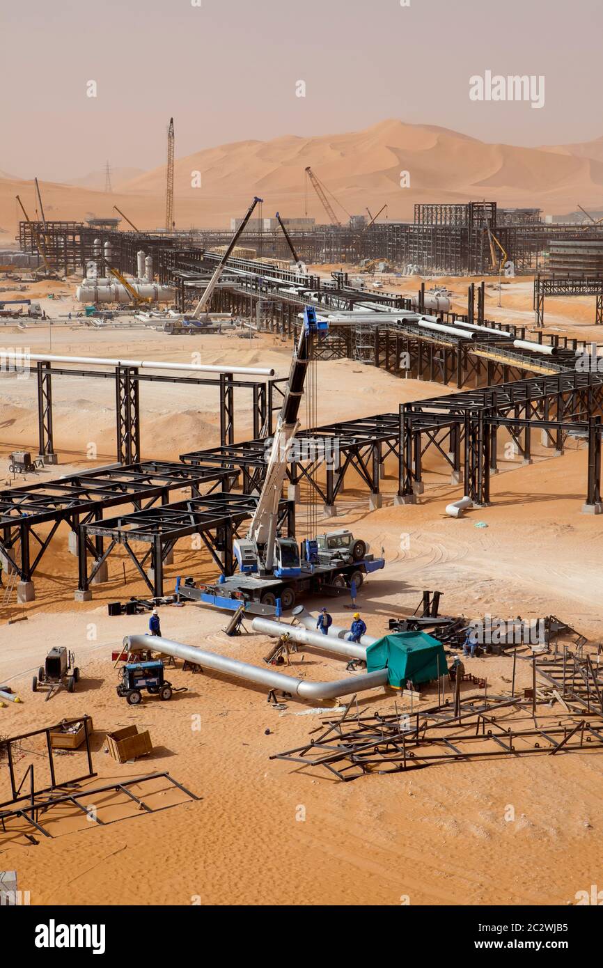 La pipa si svolge quasi completamente durante la costruzione di un nuovo impianto petrolifero nel deserto del Sahara. Foto Stock