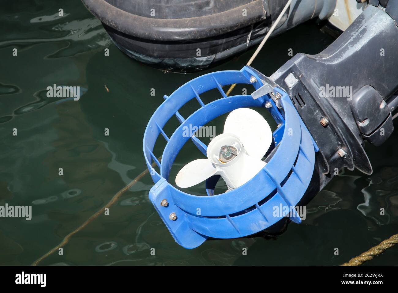 un'elica di un motoscafo si affaccia dall'acqua Foto Stock