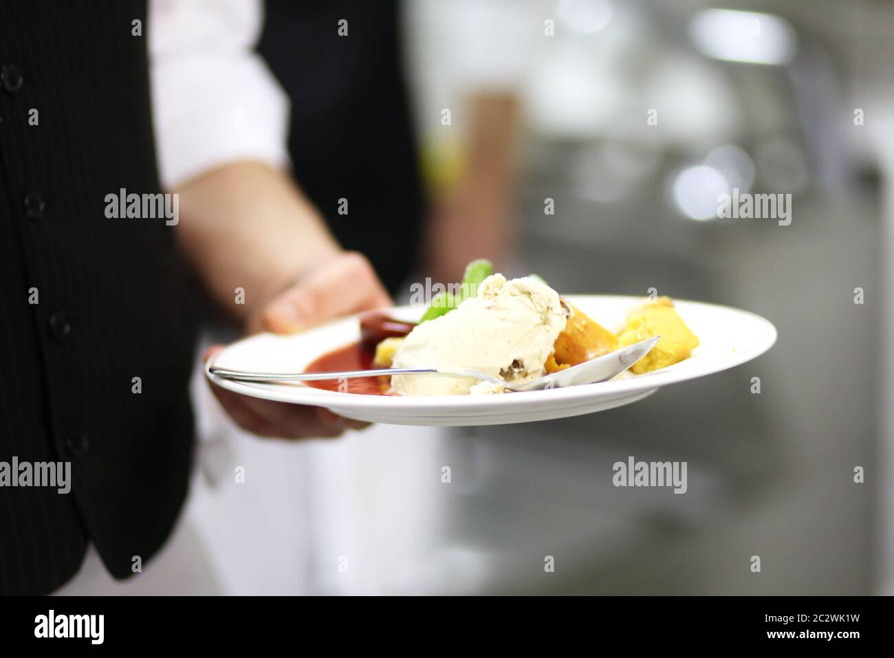 Cameriere con un piatto Foto Stock
