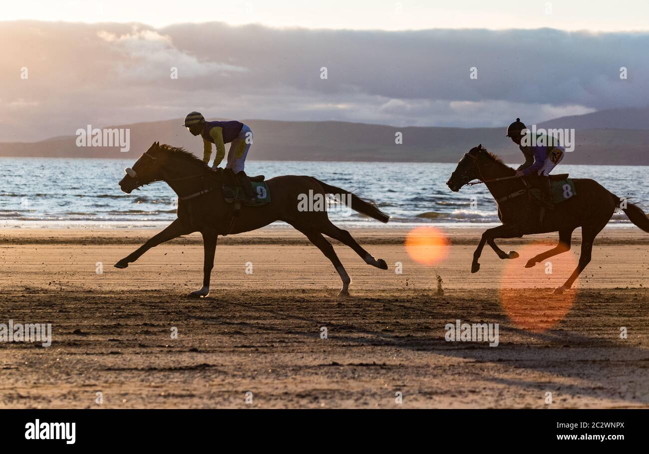 Rossbeigh Beach, Irlanda - 25 agosto 2019: Corse di cavalli a Rossbeigh Beach nella contea di Kerry, Glenbeigh Festival & Races si svolge ogni anno al th Foto Stock