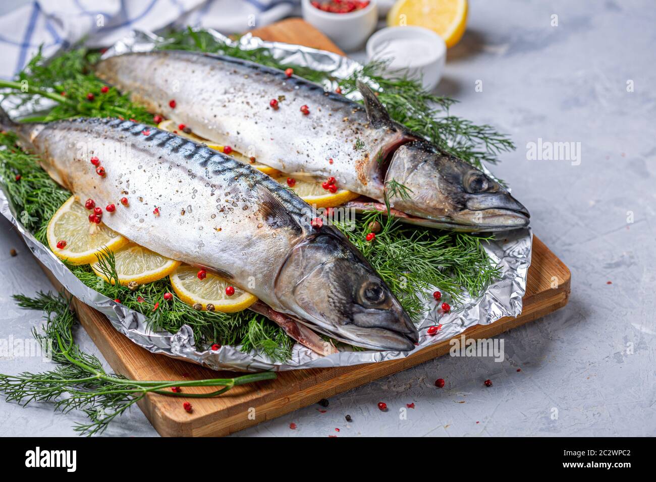 Sgombro fresco con limone. Foto Stock