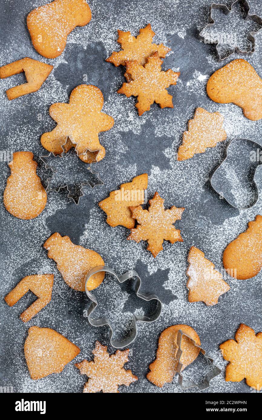 Pan di zenzero e taglio di metallo. Sfondo di Natale. Foto Stock
