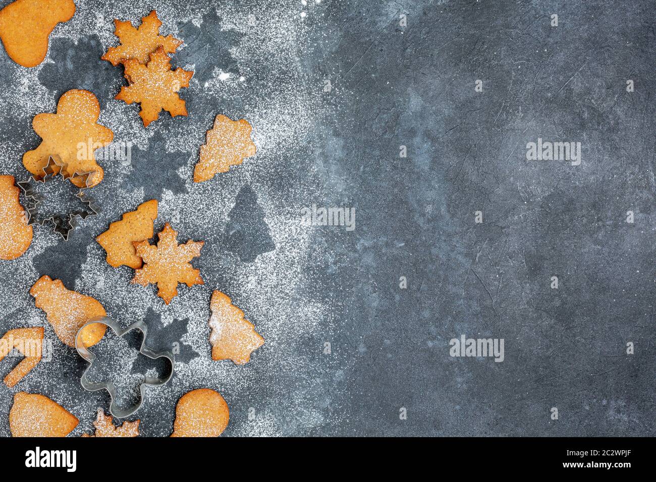 Biscotti natalizi con pan di zenzero e taglierine di metallo per biscotti. Foto Stock
