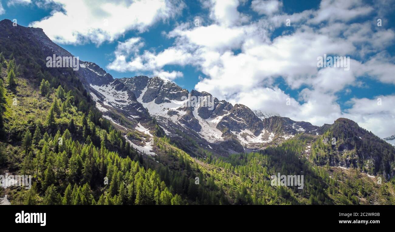 Vista aerea montagne della Valle di Sole, Vermiglio in Trentino Alto Adige, Italia settentrionale, Europa - Provincia di Trento Foto Stock