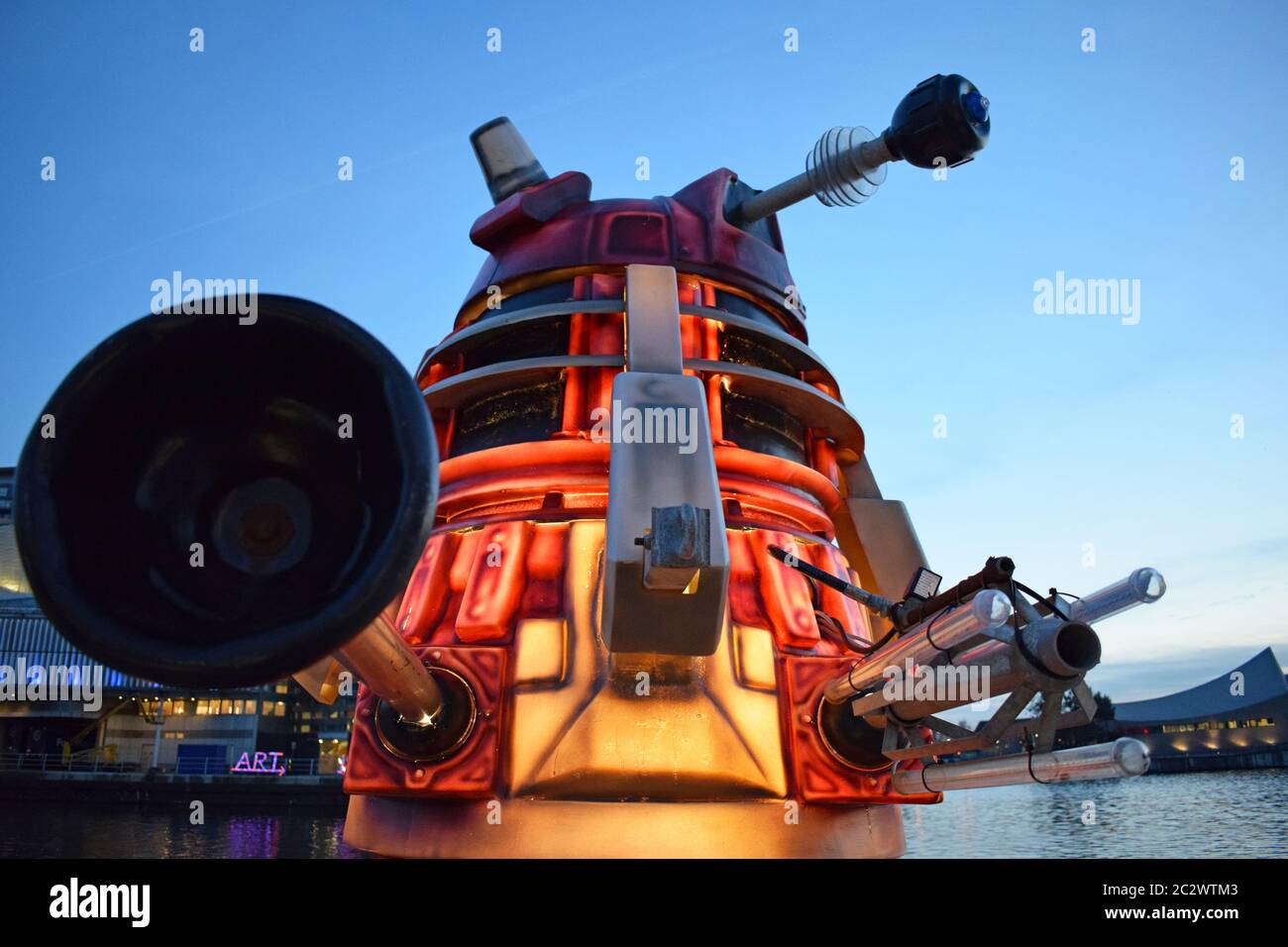 Vista frontale di Dalek a Salford Quays, Media City, Manchester, parte della mostra delle onde leggere. Foto Stock