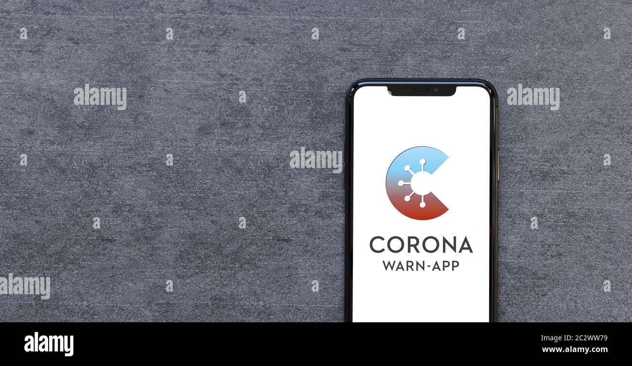 L'Aia, Paesi Bassi - Giugno 2020: L'app tedesca Corona-WARN-App sviluppata da Deutsche Telekom e SAP su iPhone 11 Pro Max su sfondo grigio. Foto Stock