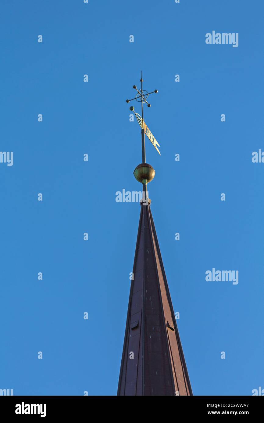 Illuminazione di sicurezza Asta in cima alla guglia della chiesa Foto Stock