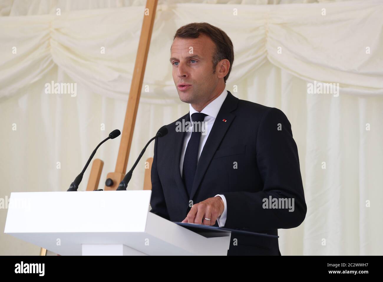 il presidente francese Emmanuel Macron ha pronunciato un discorso dopo una corona che si è svolta durante una cerimonia al Carlton Gardens di Londra durante la sua visita nel Regno Unito. Foto Stock