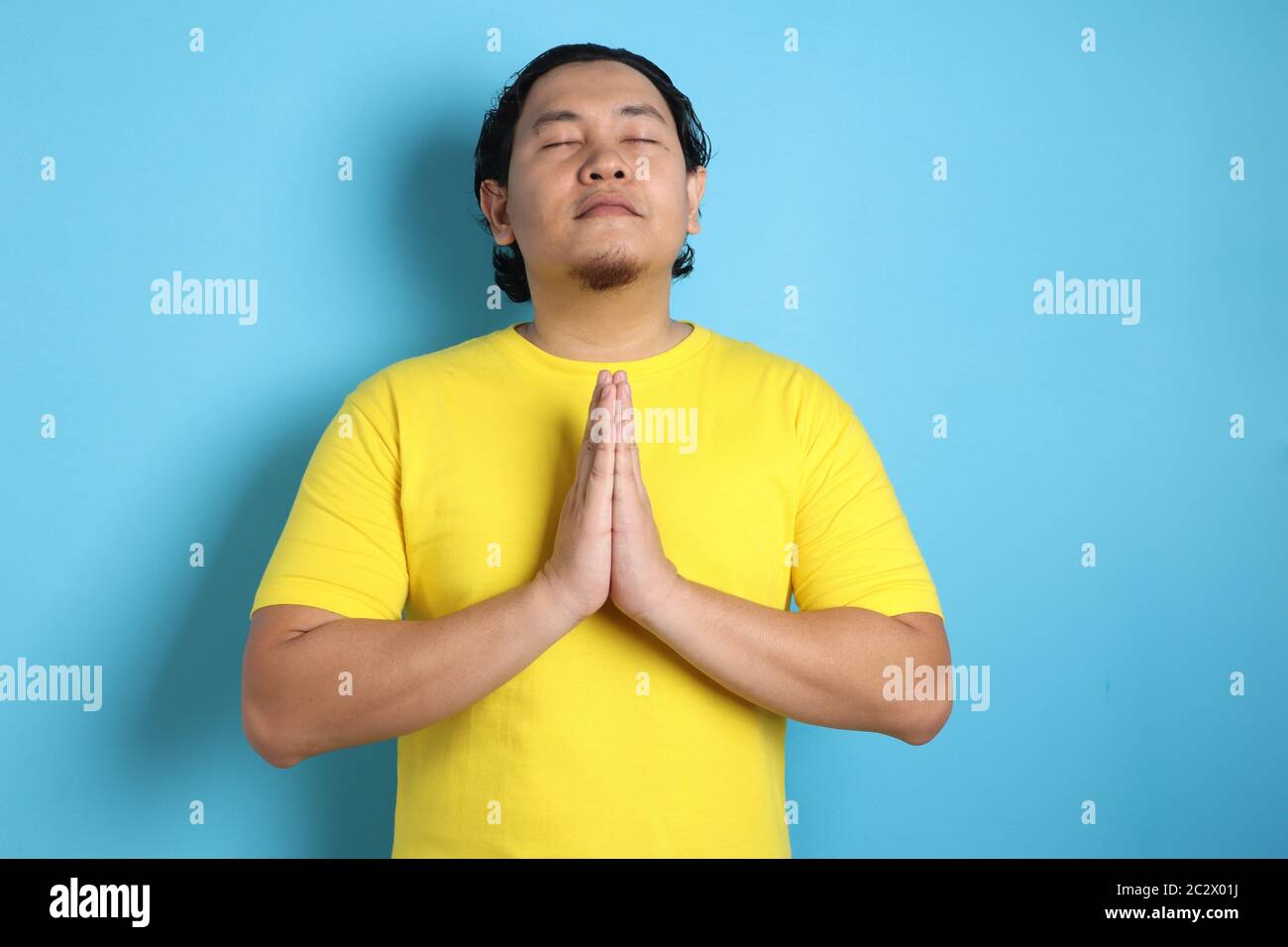 Ritratto di un uomo asiatico che fa yoga rilassante, concetto di relax sereno e tranquillo Foto Stock