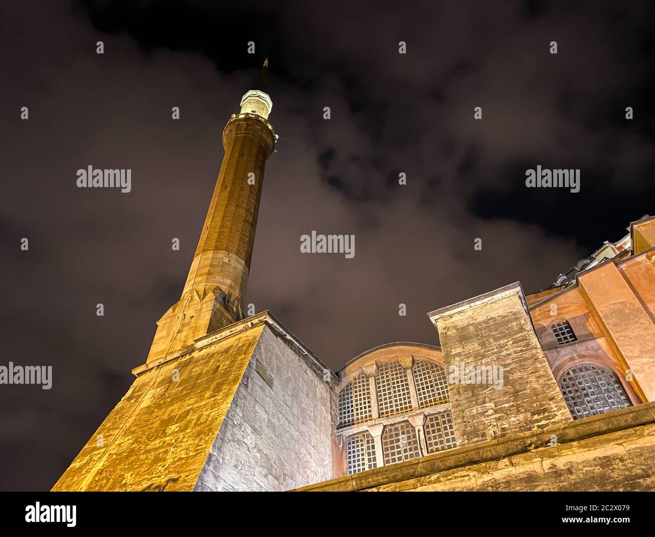 Ayasofya Museum, Hagia Sophia nel parco Sultan Ahmet a Istanbul, Turchia 25 ottobre 2019 in una bella scena notturna estiva e st Foto Stock