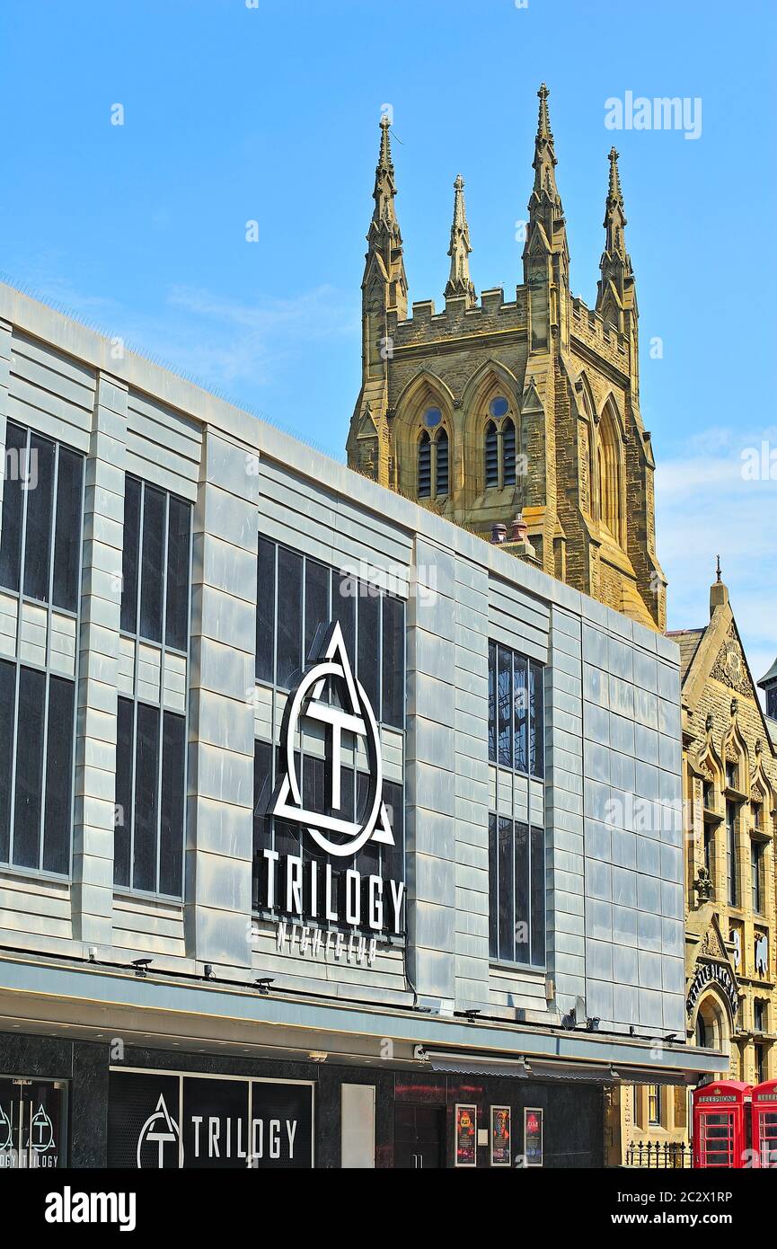 Chiesa e nightclub accanto l'uno all'altro Foto Stock