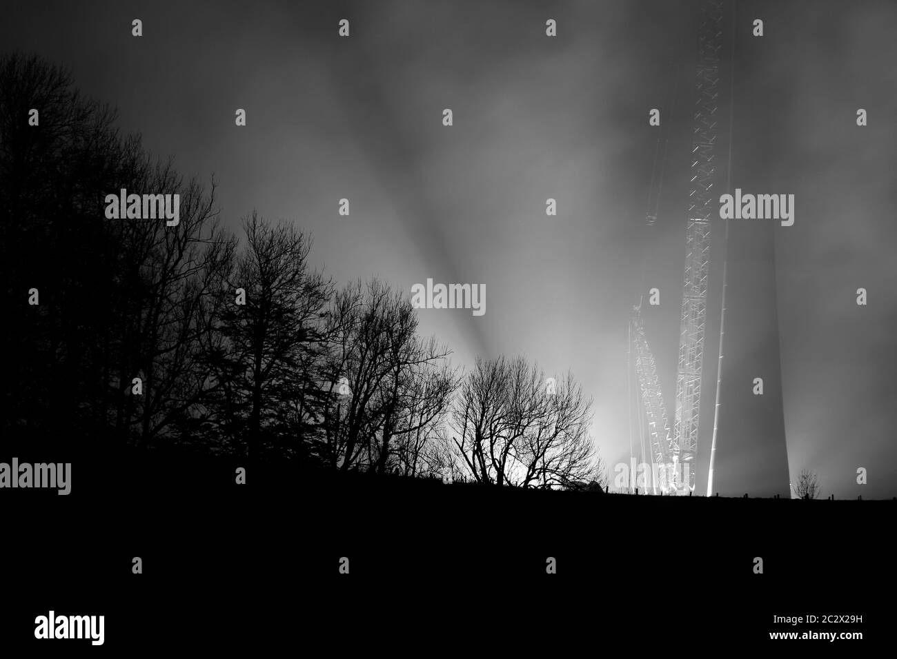 gruppo turbina eolica, illuminato di notte Foto Stock